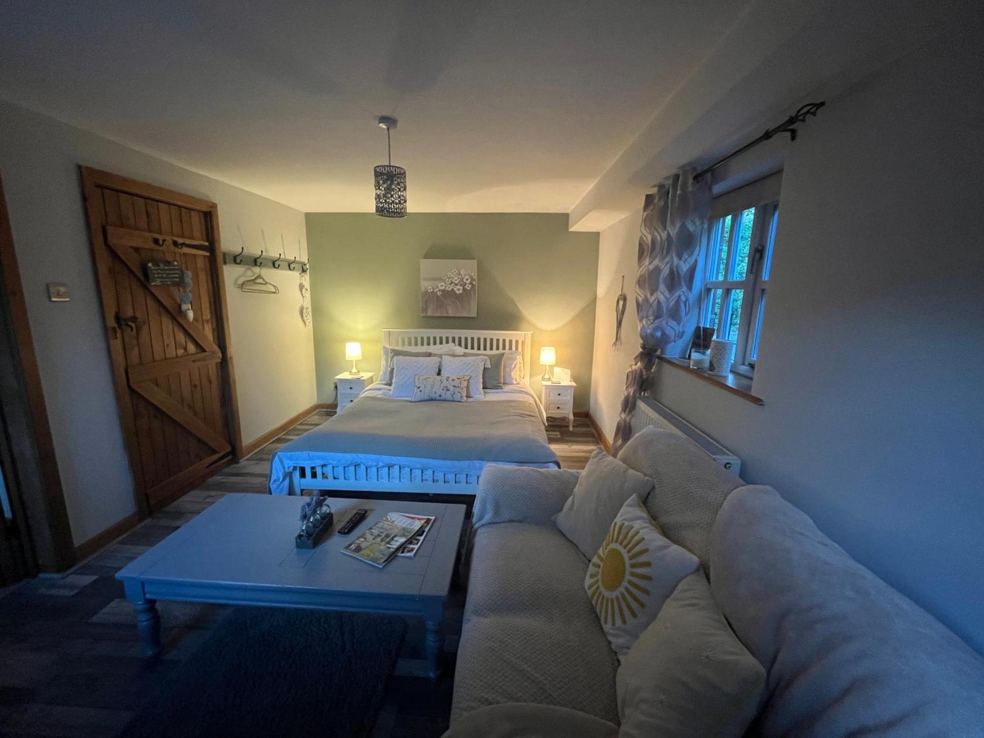 Pear Tree Cottage Courtyard Kinton 外观 照片